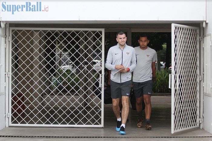 Pelatih Timnas Indonesia Simon McMenemy memasuki Stadion Madya, Senayan, Jakarta, Jumat (8/3/2019), untuk berlatih.