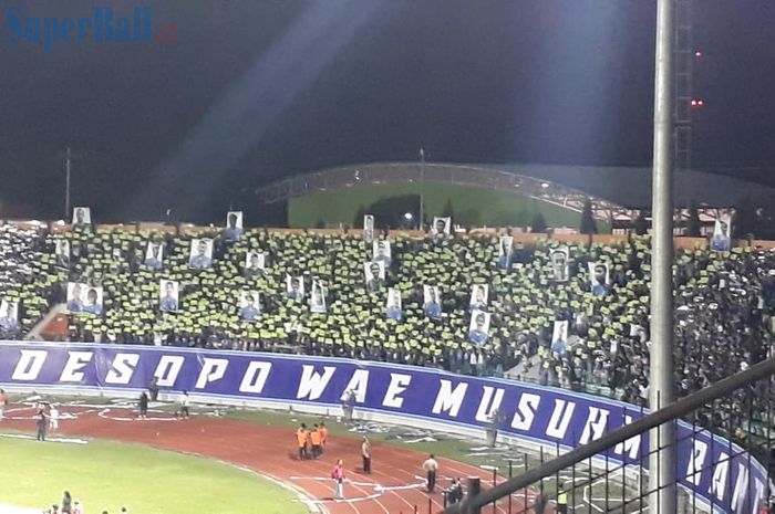 Koreografi suporter PSIS Semarang, Panser Biru, pada laga kontra Kalteng Putra matchday kedua Grup C Piala Presiden 2019 di Stadion Moch Soebroto, Magelang, Minggu (10/3/2019).