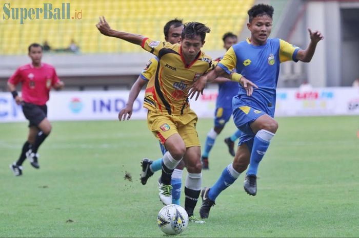 Pemain Mitra Kukar (kiri) ditempel ketat pemain Bhayangkara FC dalam laga Grup B Piala Presiden 2019 di Stadion Patriot, Kota Bekasi, Senin (11/3/2019) sore WIB. Bhayangkara FC menang 2-1.