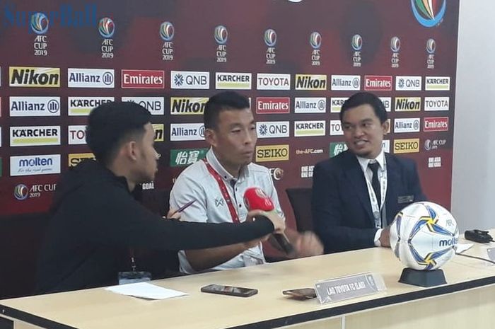 Pelatih Lao Toyota FC, Jun Fukuda, memberikan keterangan pers seusai pertandingan penyisihan Grup H AFC Cup 2019 melawan PSM Makassar di Stadion Pakansari, Cibinong, Rabu (13/3/2019).