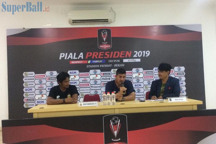Pelatih Bhayangkara FC, Alfredo Vera, dalam mkonferensi pers saat melawan Bali United pada laga terakhir Grup B Piala Presiden 2019 di Stadion Patriot, Bekasi, Jawa Barat, Kamis (14/3/2019).