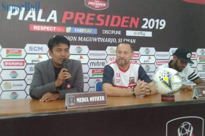 Pelatih Madura United, Dejan Antonic, memberikan komentar jelang laga kontra Borneo FC di Stadion Maguwoharjo, Kamis (14/3/2019).