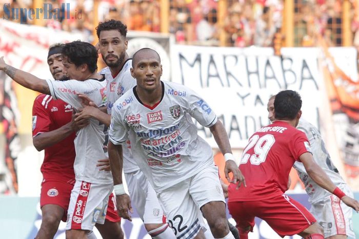 Bek Bali United, Leonard Tupamahu, saat melawan Persija Jakarta pada leg kedua babak perempat final Piala Indonesia 2018 di Stadion Wibawa Mukti, 5 Mei 2019.