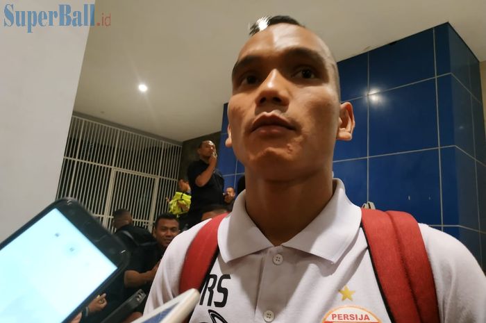 Pemain Persija Jakarta, Riko Simanjuntak, menjawab pertanyaan wartawan seusai laga kontra Bali United, di Stadion Wibawa Mukti, Cikarang, Kabupaten Bekasi, Minggu (5/5/2019).