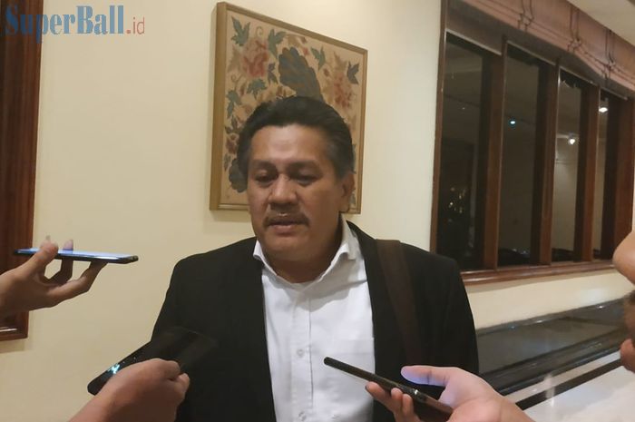 Anggota Exco PSSI, Gusti Randa, menjawab pertanyaan wartawan, Selasa (7/5/2019).