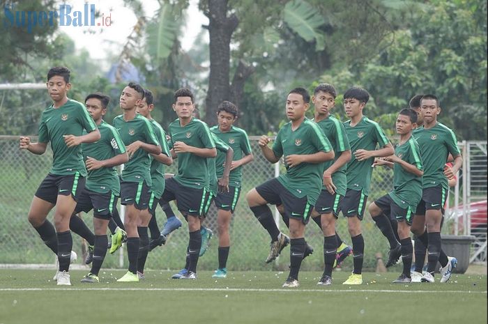 Para peemain Timnas U-16 Indonesia mengikuti pemusatan latihan di National Youth Training Center (NYTC), Sawangan, Depok, Jawa Barat, Senin (13/5/2019), untuk Piala AFF U-16 2019. 