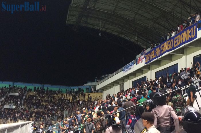 Kericuhan di tribune penonton sempat terjadi sebelum laga PSS Sleman menjamu Arema FC dalam laga pembukaan Liga 1 2019 di Stadion Maguwoharjo, Rabu (15/5/2019) malam. 
