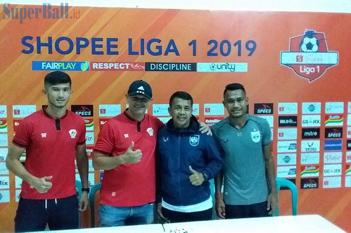 Sesi konferensi pers jelang laga antara PSIS Semarang Vs Kalteng Putra menghadirkan Jafri Sastra dan Gomes de Oliveira di Stadion Moch Soebroto, Kota Magelang, Jawa Tengah,  Kamis (16/5/2019).