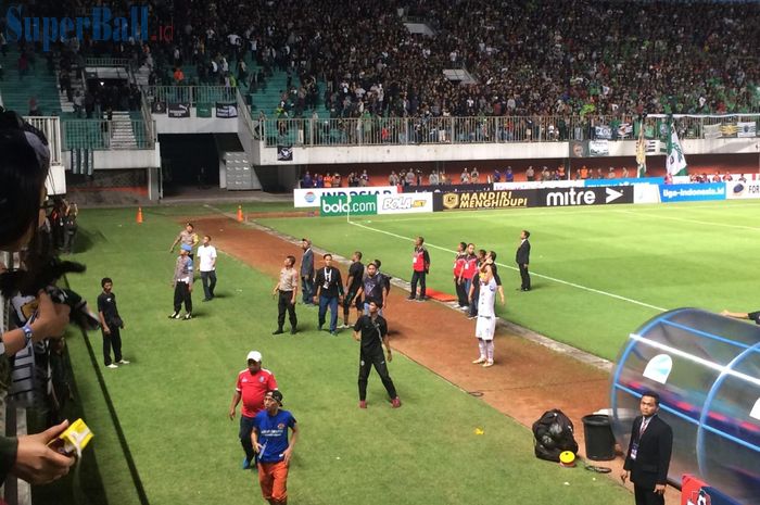 Kapten Arema FC, Hamka Hamzah mencoba menenangkan oknum suporter yang terlibat kerusuhan dala laga PSS Sleman Vs Arema FC di Stadion Maguwoharjo, Rabu (15/5/2019).