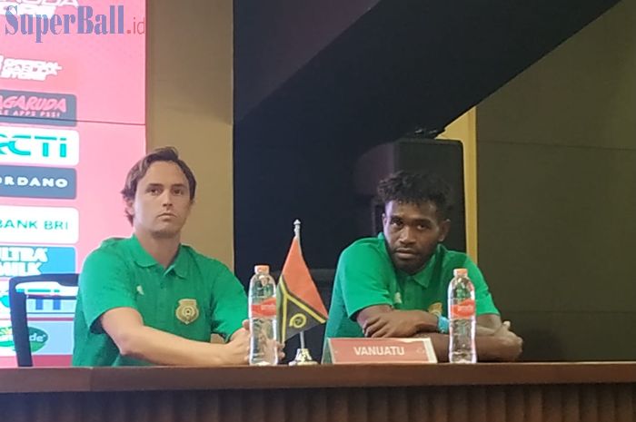 Pelatih dan pemain timnas Vanuatu, Paul Munster serta Kency Tangis, dalam jumpa pers di ruang media Stadion Utama Gelora Bung Karno, Jumat (14/6/2019).