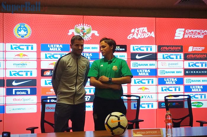 Pelatih timnas Indonesia dan Vanuatu, Simon McMenemy serta Paul Munster terlihat saling berdiskusi panjang setelah sesi jumpa pers, di ruang media Stadion Utama Gelora Bung Karno (SUGBK), Jumat (14/6/2019).