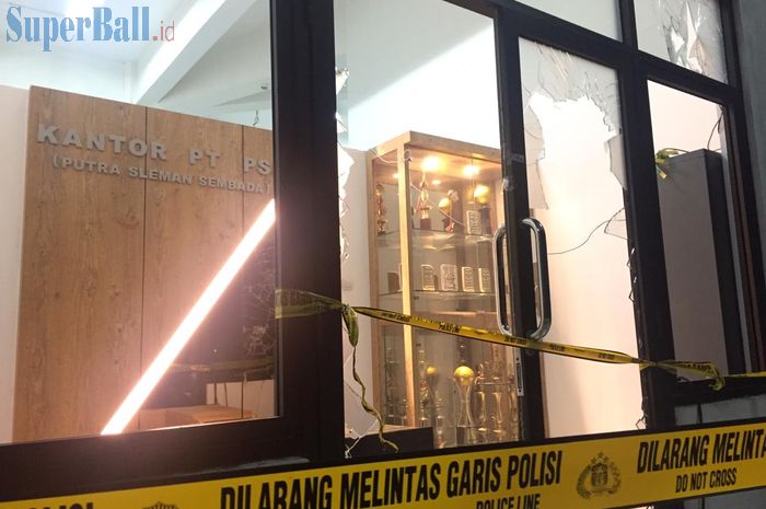 Kantor PT PSS yang berada di Stadion Maguwoharjo, Depok, Sleman dirusak oknum suporter pada Jumat (21/6/2019).