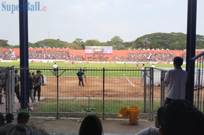 Suasana laga pembuka Liga 2 2019 antara Persik Kediri Vs PSBS Biak, dari sudut pandang tribun media Stadion Brawijaya, Kediri, Sabtu (22/6/2019).