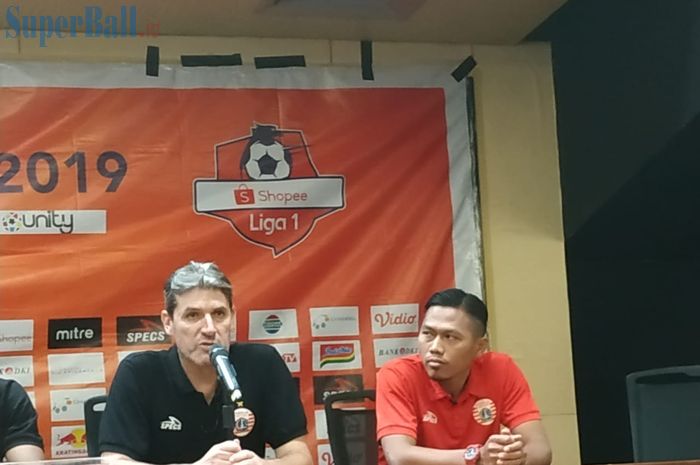 Pelatih dan pemain Persija Jakarta, Julio Banuelos serta Toni Sucipto dalam jumpa pers, Selasa (9/7/2019).