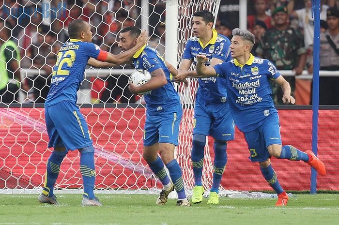 Artur Gevorkyan (kedua dari kiri) disambut Supardi Nasir, Esteban Vizcarra, dam Kim Kurniawan usai mencetak gol ke gawang Persija Jakarta dalam Liga 1 2019 di Stadion Utama Gelora Bung Karno, Jakarta, Rabu (10/7/2019) sore WIB. Persib menahan Persija 1-1.