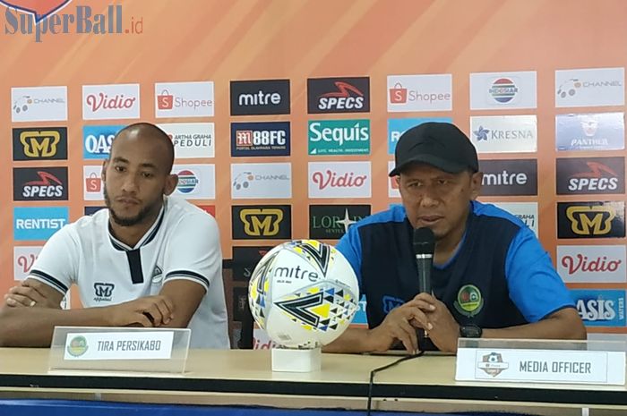Pemain dan pelatih Tira Persikabo, Loris Arnaud serta Rahmad Darmawan saat memberikan keterangan pers, Senin (15/7/2019).