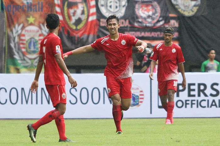 Bek Persija Jakarta, Ryuji Utomo merayakan gol yang dicetaknya ke gawang Tira Persikabo pada babak 16 besar Piala Indonesia 2018 di Stadion Patriot Chandrabhaga, Kota Bekasi, Kamis (21/2/2019).