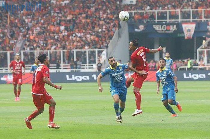 Gian Zola dan Artur Gevorkyan dalam laga Persija Jakarta vs Persib Bandung di SUGBK, Rabu (10/7/2019). 