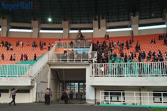 Kericuhan setelah laga Tira Persikabo Vs Persija Jakarta di Stadion Pakansari, Kabupaten Bogor, Selasa (16/7/2019).