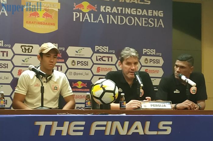 Pemain dan pelatih Persija Jakarta, Ryuji Utomo serta Julio Banuelos dalam jumpa pers seusai laga kontra PSM Makassar, Minggu (21/7/2019).