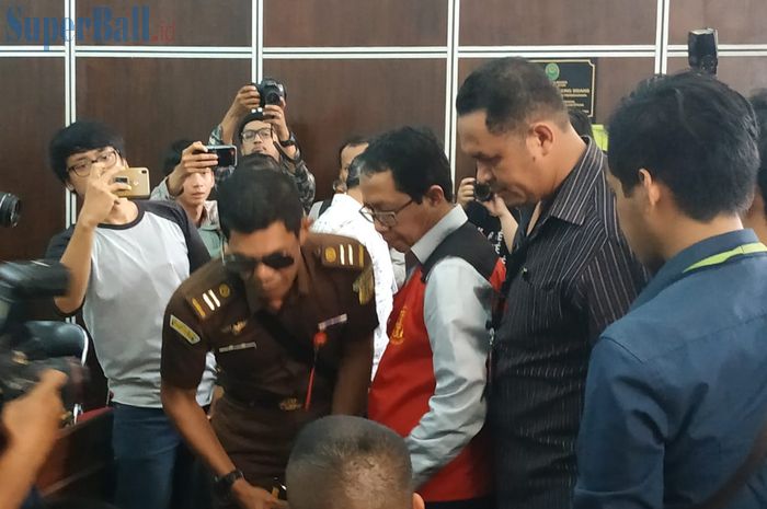 Joko Driyono saat memasuki ruang sidang PN Jakarta Selatan untuk menjalani sidang putusan, Selasa (23/7/2019).