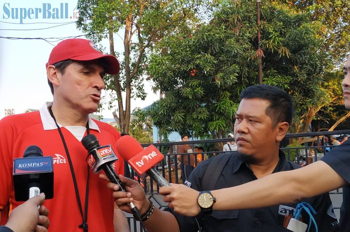 Pelatih Persija Jakarta, Julio Banuelos di Lapangan PSAU TNI AU, Jakarta Timur, Rabu (24/7/2019).