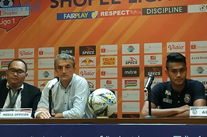 Pelatih dan pemain Arema FC, Milomir Seslija serta Muhammad Rafli saat memberikan keterangan pers seusai laga kontra Persija Jakarta, Sabtu (3/8/2019).