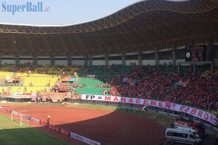 Spanduk kritikan kepada Ferry Paulus, manajer Persija Jakarta, dibentangkan The Jak Mania pada laga kontra Perseru Badak Lampung di Stadion Patriot Candrabhaga, Bekasi, Jawa Barat, Minggu (1/9/2019).