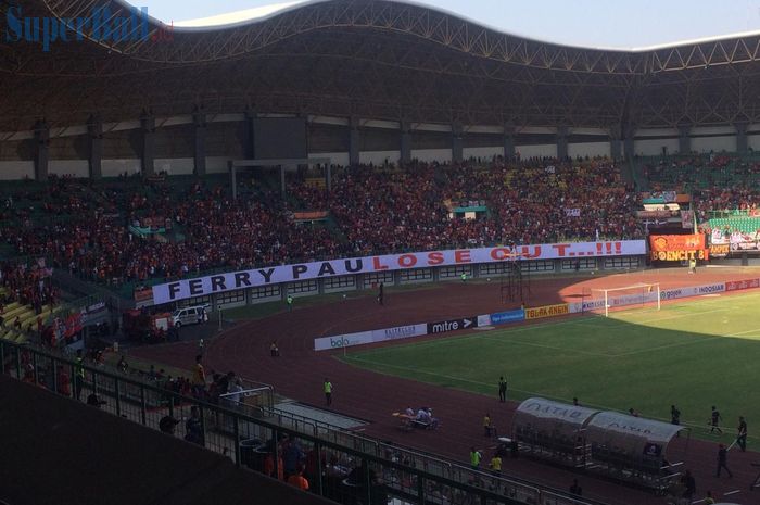 The Jak Mania membentangkan spanduk kritikan kepada CEO Persija Jakarta, Ferry Paulus, sebelum laga kontra Perseru Badak Lampung di Stadion Patriot Candrabhaga, Bekasi, Jawa Barat, Minggu (1/9/2019).