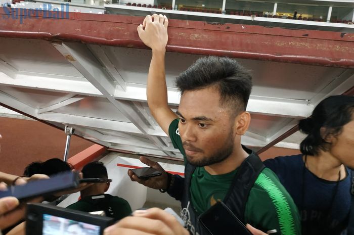Pemain timnas Indonesia, Saddil Ramdani menjawab pertanyaan wartawan di Stadion Utama Gelora Bung Karno (SUGBK), Senin (2/9/2019).