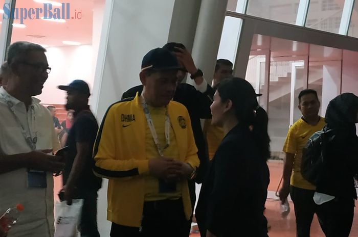 Sekjen PSSI, Ratu Tisha Destria, berbincang dengan Presiden FAM, Hamidin Mohd Amin, seusai laga antara timnas Indonesia dan timnas Malaysia dalam Kualifikasi Piala Dunia 2022 Zona Asia di Stadion Utama Gelora Bung Karno, Kamis (5/9/2019).