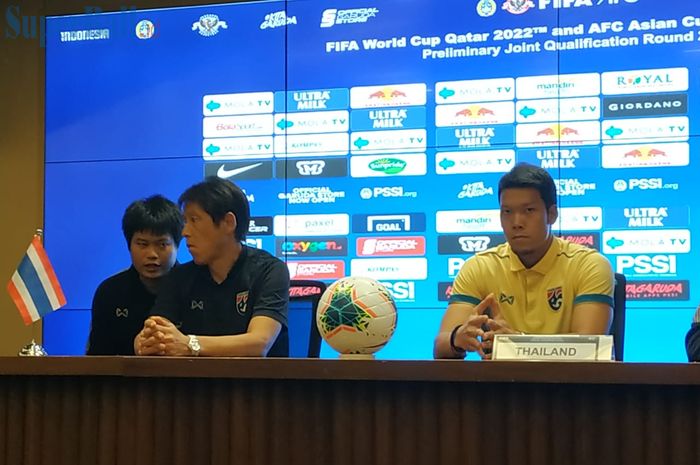 Pelatih dan kiper timnas Thailand, Akira Nishino serta Kawin Thamsatchanan saat memberikan keterangan pers di ruang media Stadion Utama Gelora Bung Karno (SUGBK), Senin (9/9/2019).