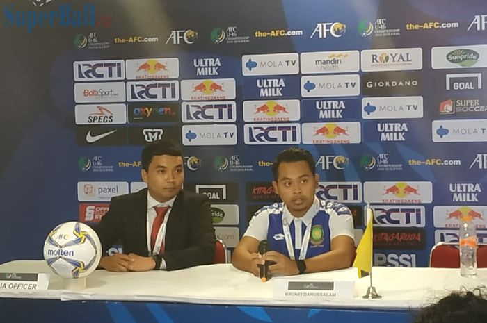 Pelatih timnas U-16 Brunei, Mohammad Ikhmarol Izzat (kanan) saat memberikan keterangan pers seusai laga kontra timnas U-16 Indonesia, Jumat (20/9/2019).