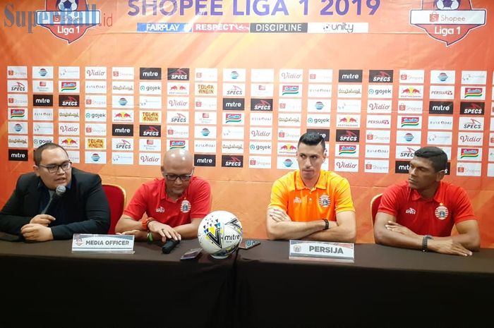 Caretaker pelatih dan pemain Persija Jakarta, Sudirman serta Alexandre Luiz Reame alias Xandao, di Bekasi, Minggu (22/9/2019).