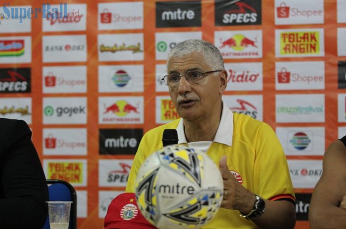 Pelatih Persija Jakarta, edson Tavares saat memberikan keterangan pers, Selasa (15/10/2019).