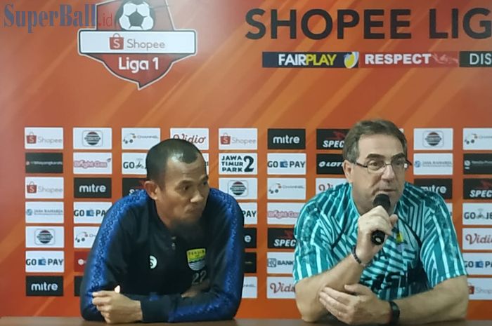Pemain dan pelatih Persib Bandung, Supardi Nasir serta Robert Rene Alberts, Selasa (22/10/2019).