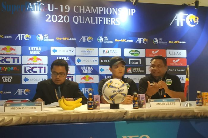 Pelatih timnas U-19 Timor Leste, Lee Min-young (tengah) saat memberikan keterangan pers seusai laga kontra timnas U-19 Indonesia, Rabu (6/11/2019).