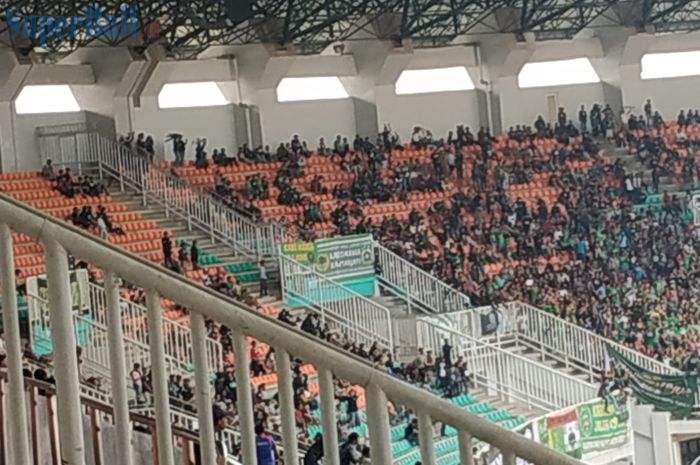 Suporter Persebaya, Bonek terlihat hadir pada laga tandang kontra Tira-Persikabo, di Stadion Pakansari Kabupaten Bogor, Sabtu (9/11/2019).