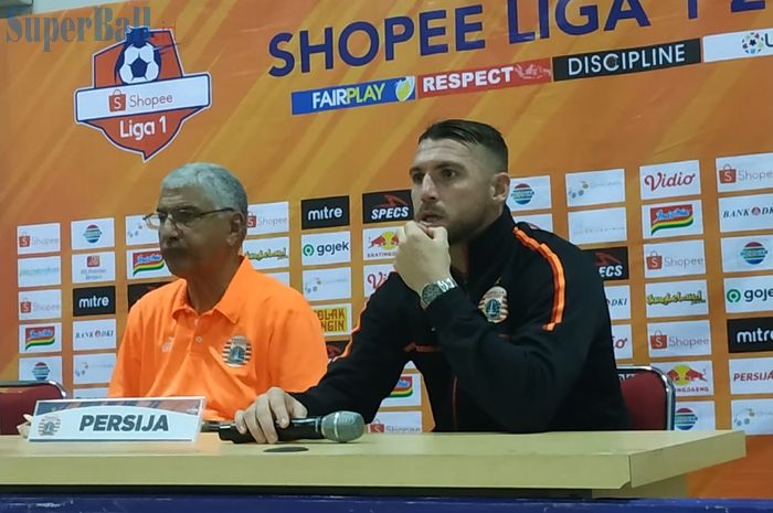 Pelatih dan pemain Persija Jakarta, Edson Tavares serta Marko Simic saat memberikan keterangan pers seusai laga kontra Borneo FC, Senin (11/11/2019).