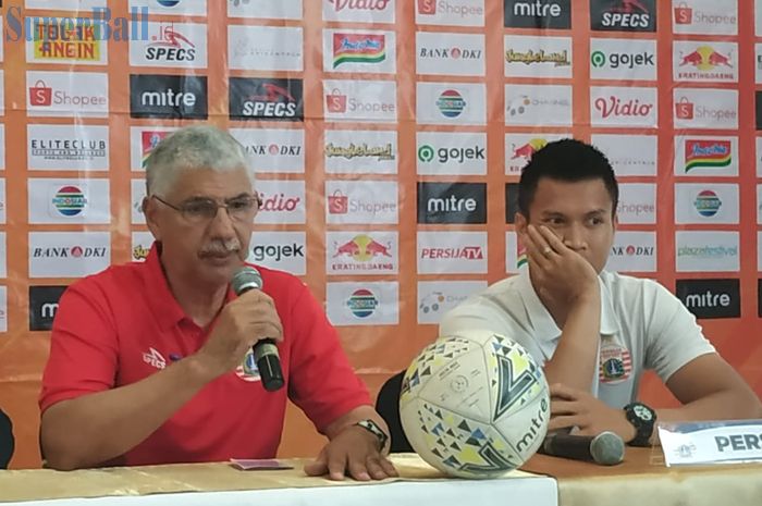 Pelatih dan kiper Persija Jakarta, Edson Tavares serta Shahar Ginanjar saat memberikan keterangan pers di Cikarang, Kabupaten Bekasi, Kamis (14/11/2019).