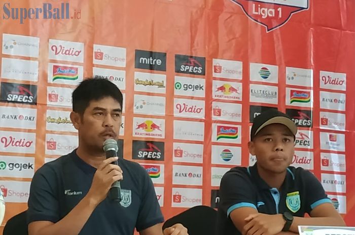 Pelatih dan pemain Persela Lamongan, Nilmaizar serta Feri Sistianto dalam jumpa pers di Cikarang, Kabupaten Bekasi, Kamis (14/11/2019).