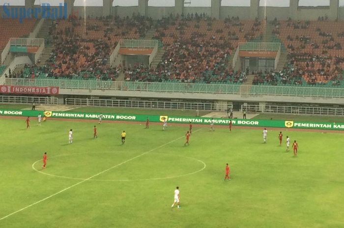 Suasana pertandingan uji coba Timnas U-22 Indonesia kontra Iran di Stadion Pakansari, Kabupaten Bogor, pada Sabtu (16/11/2019).