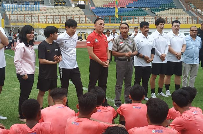 Menpora, Zainudin Amali beserta jajaran pelatih timnas Indonesia dan pengurus PSSI memberikan wejangan kepada pemain seusai latihan timnas U-19 Indonesia, di Stadion Wibawa Mukti, Senin (13/1/2020).