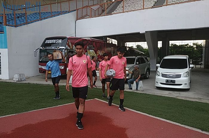 Para pemain timnas U-19 Indonesia memasuki Stadion Wibawa Mukti, Cikarang, Kabupaten Bekasi dengan memakai jersey Warrix pada latihan perdana, Senin (13/1/2020).