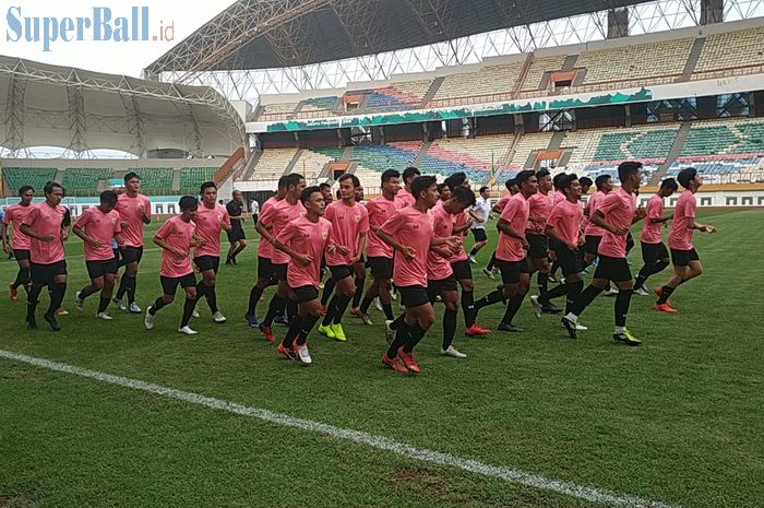 Latihan perdana timnas U-19 Indonesia, di Stadion Wibawa Mukti, Cikarang, Senin (13/1/2020).