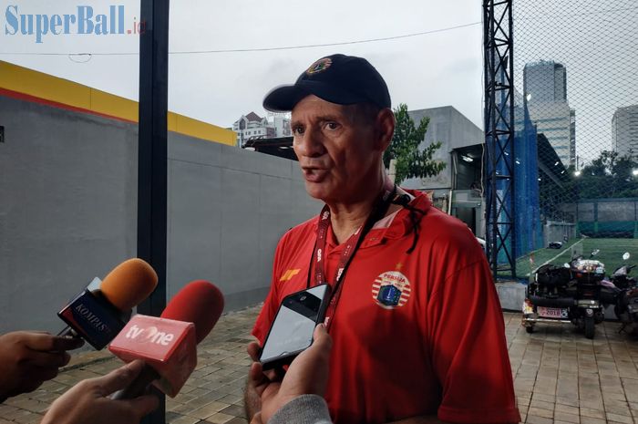 Pelatih fisik Persija Jakarta, Stefano Impagliazzo menjawab pertanyaan wartawan setelah memimpin latihan di Lapangan F7 Mini Soccer, Cilandak Jakarta Selatan, Sabtu (25/1/2020).