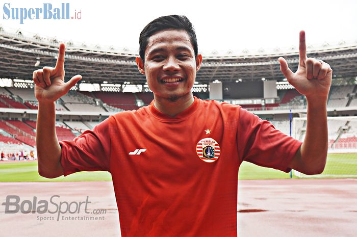 Gelandang Persija Jakarta, Evan Dimas, latihan perdana di Stadion Utama Gelora Bung Karno, Jakarta dengan berseragam Persija Jakarta .