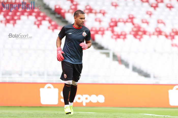 Kiper Persija Jakarta, Andritany Ardhiyasa , kut serta dalam latihan jelang melawan Borneo FC di Stadion Gelora Bung Karno, Jakarta (29/2/2020)