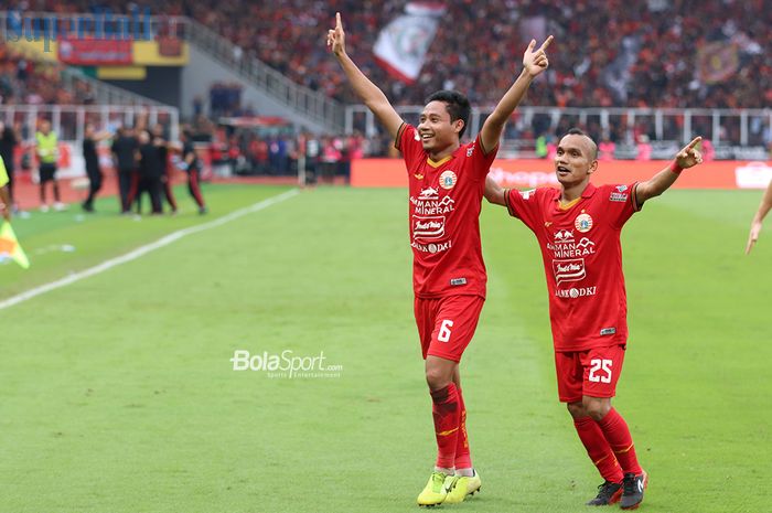 Selebrasi Evan Dimas dan Riko Simanjuntak saat mampu mencetak gol ke gawang Borneo FC Stadion Gelora Bung Karno (1/3/2020)