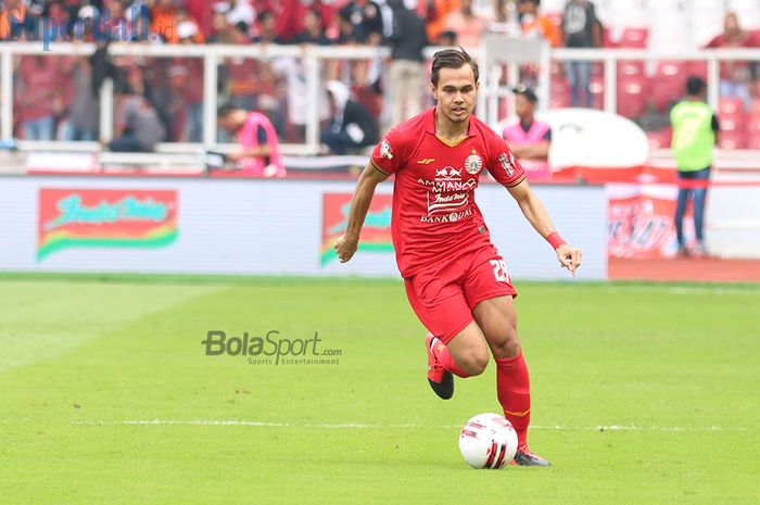 Bek Persija Jakarta, Rezaldi Hehanusa sedang menggiring bola saat pertandingan melawan Borneo FC di Stadion Utama Gelora Bung Karno, Jakarta (1/3/2020)